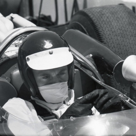 Concentration dans le cockpit de la Lotus 38 à Indinapolis 1965...